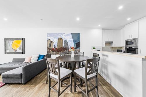 3BR Apartment with secure Parking & Walk to Darling Harbour, ICC & CBD
