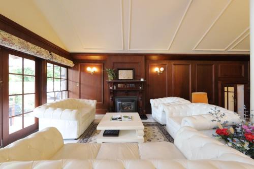 Grand Sydney Castle Home, Business Conference, Work Stay, Family Reunion Sleeps 25 plus