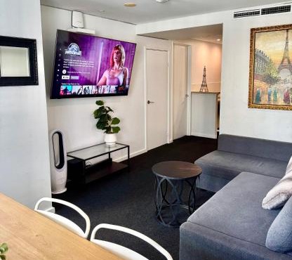 Modern 3 Bedroom Apartment near Tram
