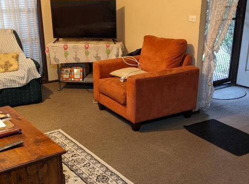 BIDWILL GARDENS ON MIDDLETON - 2 Rooms A Private Room with a King-Size Bed or Open Lounge Room Floor Mattress SHARED Bathroom FREE Kitchen Essentials FREE Laundry Facilities Fast WIFI HDTV NETFLIX, YOUTUBE, KAYO Meal and Transport Services Available
