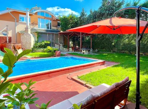 Villa Suburbia Budapest - Pool - Hot Tub - BBQ - Parking