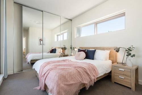 Top Floor 2BR Pool, Gym, Parking Airport, City