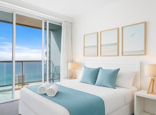 Ocean Views 33rd Floor Beachfront Surfers Paradise Apartment