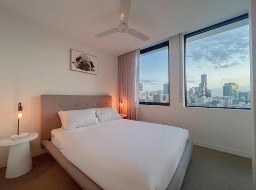 Spacious 2bed 2bath Apartment with City Views