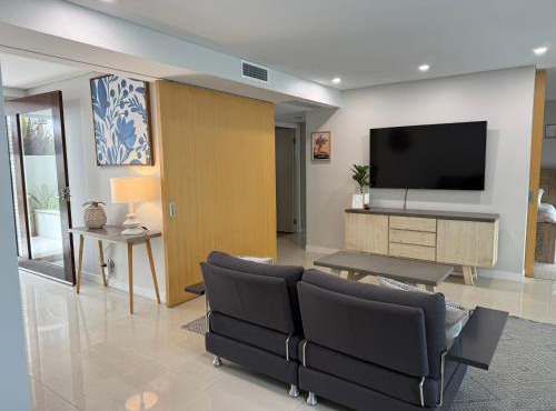 Pandanus Beach House - Direct Beach Access