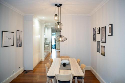 Spacious Glebe Luxe House 2BR, 2BA, Free Lockable Parking and Entertainer's Kitchen