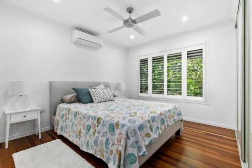 Tropical Retreat with BBQ Deck by Custom Bnb Hosting