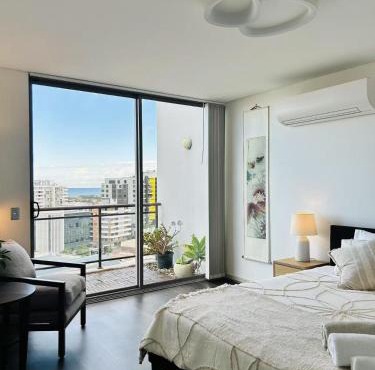 CBD Penthouse Retreat - Stunning Ocean & City View