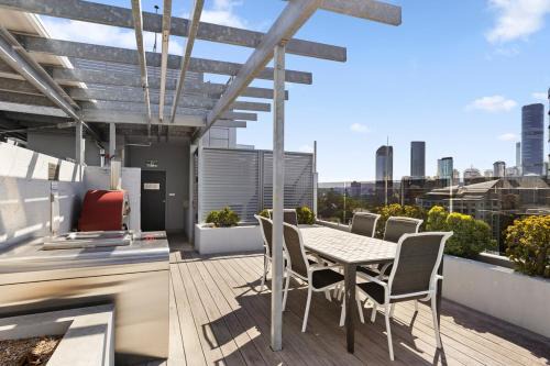 Lux Style Spacious 2 Bed 2 Bath Apt, Pool , Parking