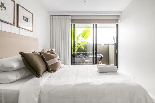 Stunning designer 3 Bed 2 bath opp Long Reef Golf Course