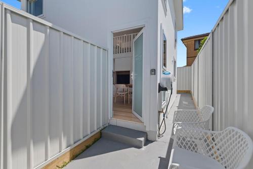 The Cot at The Entrance