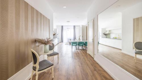 Luxy Central Spacious & Cozy Residence with Balcony