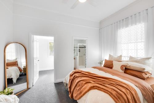 Jacaranda Cottage - Charming, Central & Family Friendly