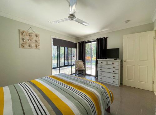 Wags On The Beach - Toogoom - Beachfront- 4BR-Aircon- Pets OK