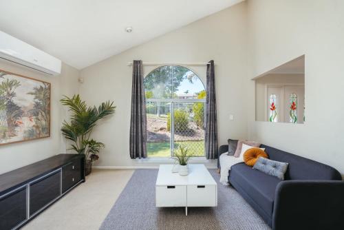 Spacious newly redecorated 5BD Family Home
