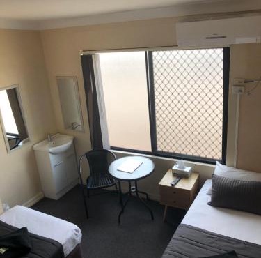 Kingsford Riverside Inn